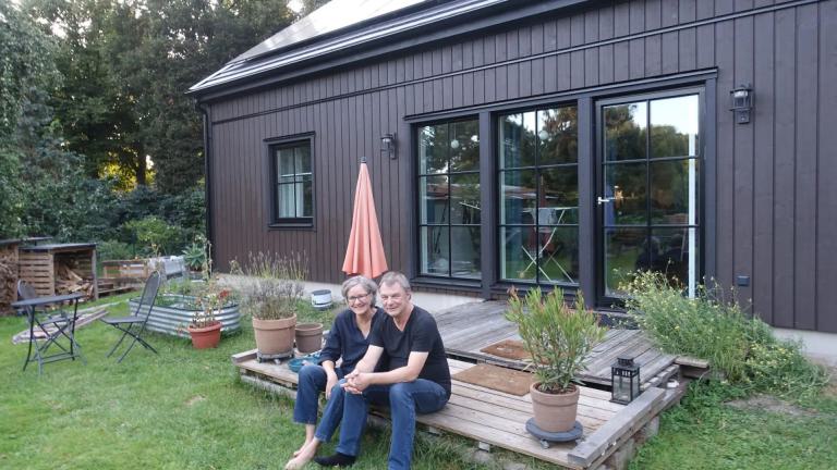 Claudia und Bernd Udo Rinas vor ihrem Schwedenhaus