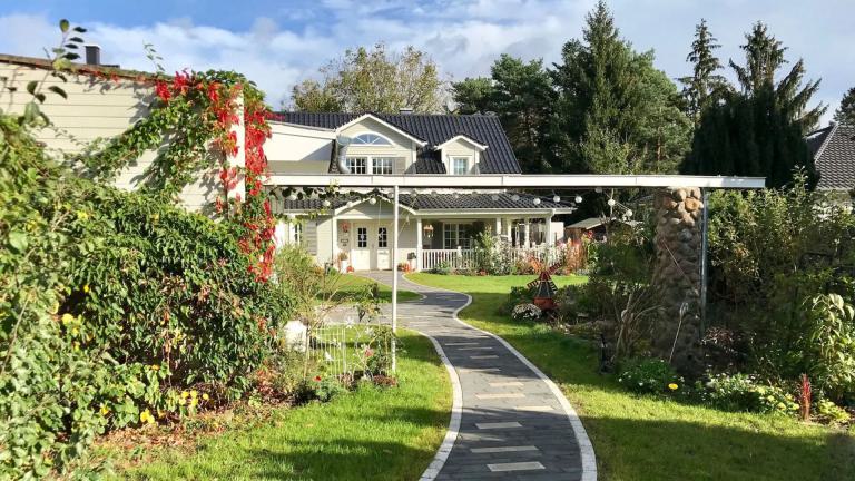 Blick durch den garten zum Schwedenhaus