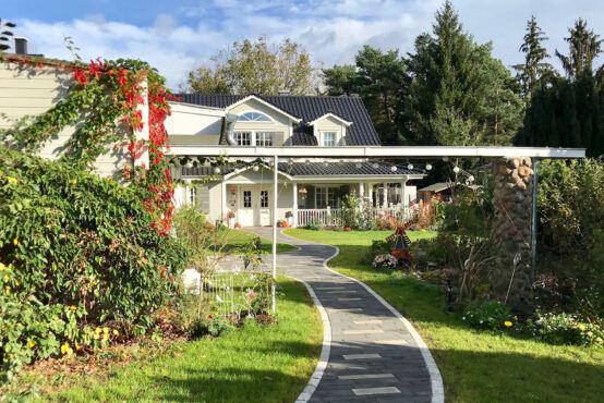 Weg zu einem schwedischen Holzhaus
