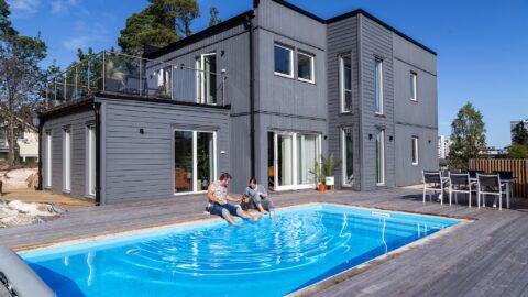 schwedisches Holzhaus mit Pool