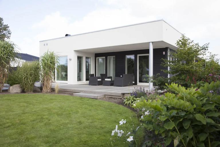 Haus auf grüner Wiese
