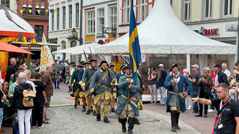 historischer Umzug mit Schweden in Wismar