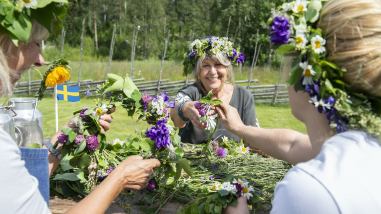 Midsommer im Garten feiern, 3 Frauen
