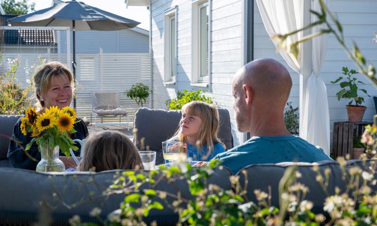 Familie auf einer Terrasse