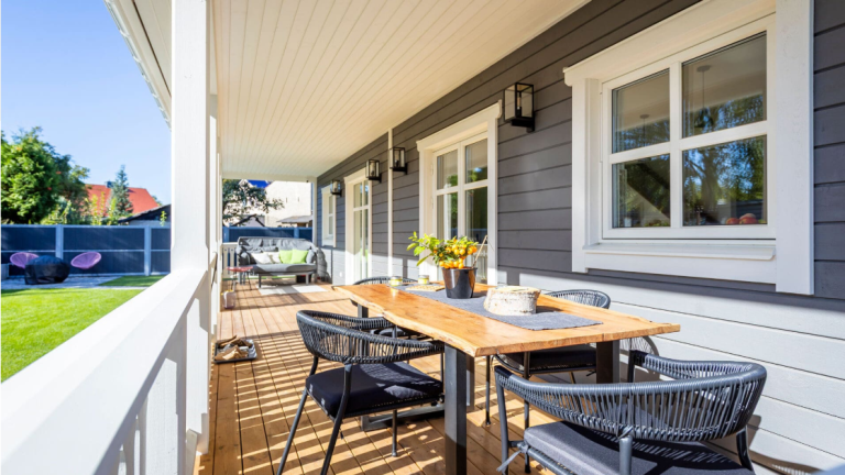 Blich auf die Sonnenterrasse eines Holzhauses