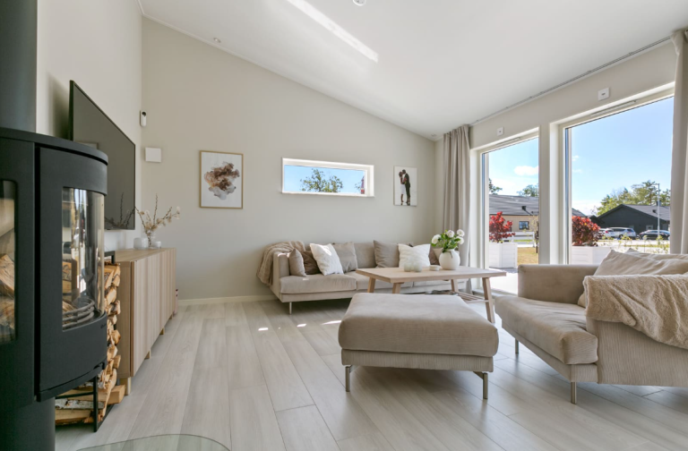 Blick in ein Zimmer mit großen Fenstern