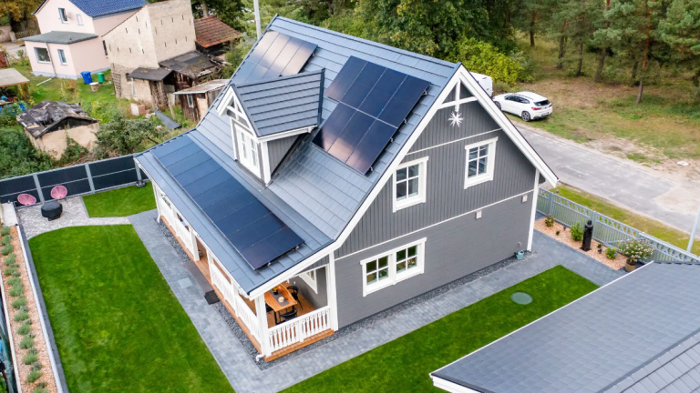 Schwedisches Holzhaus mit Solaranlage