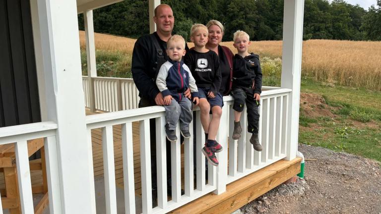 Familie Schönfeld-Ebert vor ihrem neuen Holzhaus